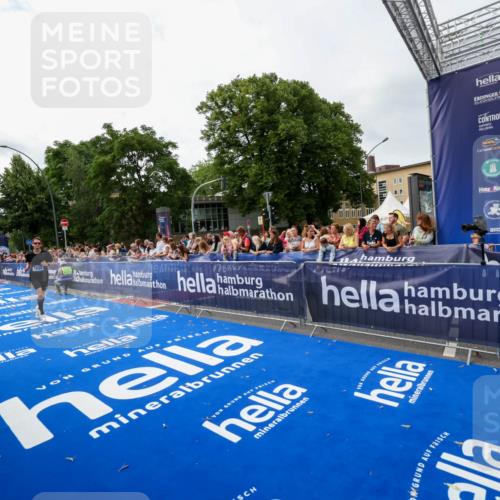 29.06.2025 - hella hamburg halbmarathon Zöllner http://msf.ph/oto/8412769 29.06.2025 10:23:44 Ziel 5301, 7834, 9151 meine-sportfotos.de