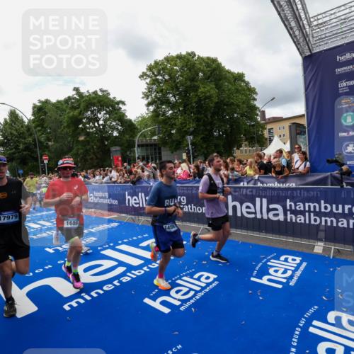 29.06.2025 - hella hamburg halbmarathon Zöllner http://msf.ph/oto/8412770 29.06.2025 10:47:05 Ziel 1139, 1460, 1689, 4377, 5472, 6700, 9794, 10122, 13728, 14415, 14449, 14594, 14783, 15825, 16081, 17979 meine-sportfotos.de