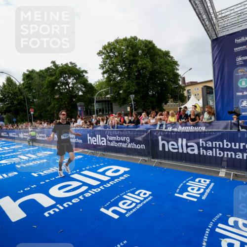 29.06.2025 - hella hamburg halbmarathon Zöllner http://msf.ph/oto/8412808 29.06.2025 10:23:45 Ziel 5301, 7834, 9151 meine-sportfotos.de