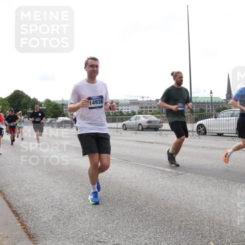 29.06.2025 - hella hamburg halbmarathon Lena Gebhardt http://msf.ph/oto/8412836 29.06.2025 10:25:46 Lombardsbrücke 13663, 5028, 14936, 0845, 10846, 1093, 1305, 1479, 1481, 2278, 3343, 3765, 4378, 4797, 5028, 5497, 6663, 6869, 8881, 9811, 10104, 10219, 10845, 10846, 11139, 11157, 11596, 11662, 11699, 11828, 11859, 12074, 12505, 12838, 12945, 12946, 13510, 13653, 13842, 14179, 14223, 14936, 15016, 15119, 15283, 16289, 16354, 16381, 16421, 16422, 16927, 17369, 19144 meine-sportfotos.de