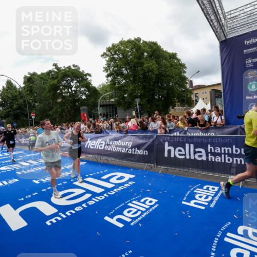 29.06.2025 - hella hamburg halbmarathon Zöllner http://msf.ph/oto/8412851 29.06.2025 10:47:09 Ziel 1460, 4093, 4377, 5472, 6700, 7908, 9794, 12579, 13007, 14415, 14783, 15684, 15825 meine-sportfotos.de