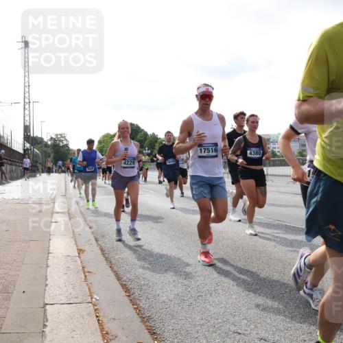 29.06.2025 - hella hamburg halbmarathon Lena Gebhardt http://msf.ph/oto/8412852 29.06.2025 09:50:33 Lombardsbrücke 17516, 4229, 4380, 7026, 251, 1209, 1358, 1675, 1688, 1697, 1700, 1803, 1882, 2415, 2568, 2675, 2719, 2826, 3332, 3626, 4205, 4229, 4380, 4398, 4823, 4893, 5409, 5436, 5472, 5508, 5745, 5752, 5791, 5803, 5916, 6080, 6458, 6529, 6649, 6686, 6687, 6704, 7026, 7774, 8450, 8958, 9017, 9116, 9302, 9365, 9711, 10064, 10218, 10783, 10894, 10922, 11281, 11284, 11305, 11379, 11767, 12292, 12540, 12554, 12895, 13725 meine-sportfotos.de