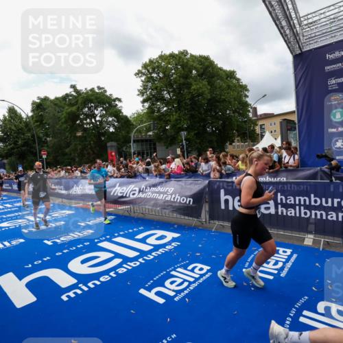 29.06.2025 - hella hamburg halbmarathon Zöllner http://msf.ph/oto/8412858 29.06.2025 10:47:10 Ziel 1460, 4093, 4377, 5472, 6373, 6700, 7908, 9794, 12579, 13007, 14783, 15684 meine-sportfotos.de