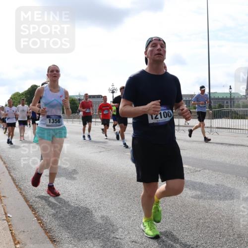 29.06.2025 - hella hamburg halbmarathon Lena Gebhardt http://msf.ph/oto/8412859 29.06.2025 10:17:17 Lombardsbrücke 1356, 12100, 1083, 1137, 1204, 1298, 1331, 1348, 1356, 1403, 1477, 1553, 1602, 2225, 2305, 2860, 2908, 3210, 3450, 3464, 3466, 3622, 3802, 3803, 4194, 4852, 5023, 5390, 5929, 5930, 5995, 6126, 6128, 6328, 6520, 6522, 6786, 6948, 7011, 7114, 7115, 7257, 7291, 7345, 7360, 7376, 7410, 7445, 7566, 7647, 7844, 7924, 7928, 7945, 8210, 8253, 8263, 8309, 8351, 8433, 8513, 8558, 8895, 8983, 9152, 9259, 9848 meine-sportfotos.de