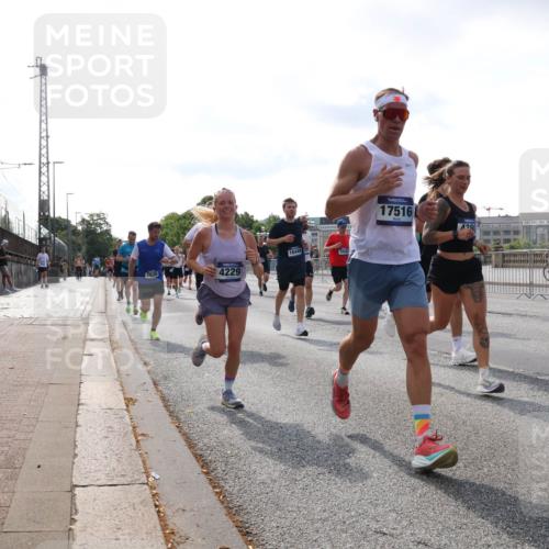 29.06.2025 - hella hamburg halbmarathon Lena Gebhardt http://msf.ph/oto/8412872 29.06.2025 09:50:33 Lombardsbrücke 7026, 4229, 18449, 17516, 4280, 1209, 1358, 1675, 1688, 1697, 1700, 1803, 1882, 2415, 2568, 2675, 2719, 2826, 3332, 3626, 4205, 4229, 4380, 4398, 4823, 4893, 5409, 5436, 5472, 5508, 5745, 5752, 5791, 5803, 5916, 6080, 6458, 6529, 6649, 6686, 6687, 6704, 7026, 7774, 8450, 8958, 9017, 9116, 9302, 9365, 9711, 10064, 10218, 10783, 10894, 10922, 11281, 11284, 11305, 11379, 11767, 12292, 12540, 12554, 12895, 13725 meine-sportfotos.de