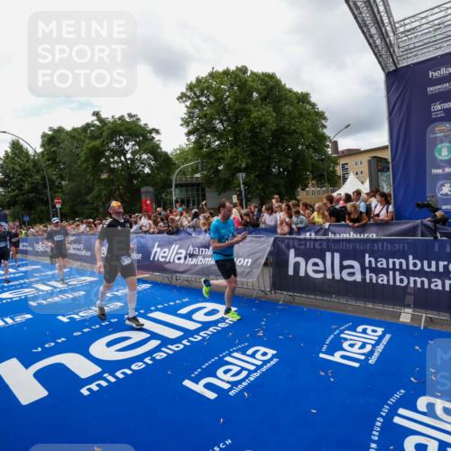 29.06.2025 - hella hamburg halbmarathon Zöllner http://msf.ph/oto/8412881 29.06.2025 10:47:11 Ziel 1460, 2623, 4093, 5472, 6373, 6700, 7908, 9794, 12579, 13007, 15684, 17718 meine-sportfotos.de