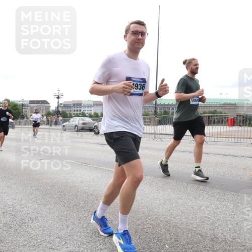 29.06.2025 - hella hamburg halbmarathon Lena Gebhardt http://msf.ph/oto/8412899 29.06.2025 10:25:46 Lombardsbrücke 5028, 16927, 1936, 10845, 1093, 1305, 1479, 1481, 2278, 3343, 3765, 4378, 4797, 5028, 5497, 6663, 6869, 8881, 9811, 10104, 10219, 10845, 10846, 11139, 11157, 11596, 11662, 11699, 11828, 11859, 12074, 12505, 12838, 12945, 12946, 13510, 13653, 13842, 14179, 14223, 14936, 15016, 15119, 15283, 16289, 16354, 16381, 16421, 16422, 16927, 17369, 19144 meine-sportfotos.de