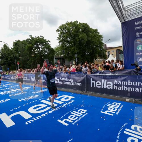 29.06.2025 - hella hamburg halbmarathon Zöllner http://msf.ph/oto/8412927 29.06.2025 10:47:14 Ziel 2623, 4093, 6373, 6716, 7480, 7908, 10208, 10211, 12579, 13007, 15684, 17718, 17915 meine-sportfotos.de