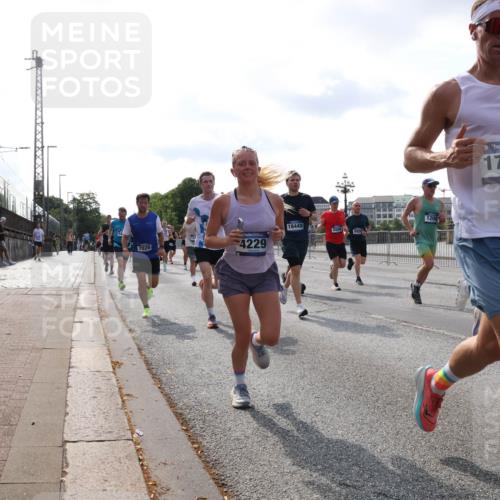 29.06.2025 - hella hamburg halbmarathon Lena Gebhardt http://msf.ph/oto/8412932 29.06.2025 09:50:33 Lombardsbrücke 18449, 5508, 7026, 4229, 1209, 17516, 1209, 1358, 1675, 1688, 1697, 1700, 1803, 1882, 2415, 2568, 2675, 2719, 2826, 3332, 3626, 4205, 4229, 4380, 4398, 4823, 4893, 5409, 5436, 5472, 5508, 5745, 5752, 5791, 5803, 5916, 6080, 6458, 6529, 6649, 6686, 6687, 6704, 7026, 7774, 8450, 8958, 9017, 9116, 9302, 9365, 9711, 10064, 10218, 10783, 10894, 10922, 11281, 11284, 11305, 11379, 11767, 12292, 12540, 12554, 12895, 13725 meine-sportfotos.de