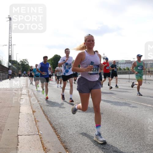 29.06.2025 - hella hamburg halbmarathon Lena Gebhardt http://msf.ph/oto/8412951 29.06.2025 09:50:33 Lombardsbrücke 5472, 26, 4205, 1209, 229, 1209, 1358, 1675, 1688, 1697, 1700, 1803, 1882, 2415, 2568, 2675, 2719, 2826, 3332, 3626, 4205, 4229, 4380, 4398, 4823, 4893, 5409, 5436, 5472, 5508, 5745, 5752, 5791, 5803, 5916, 6080, 6458, 6529, 6649, 6686, 6687, 6704, 7026, 7774, 8450, 8958, 9017, 9116, 9302, 9365, 9711, 10064, 10218, 10783, 10894, 10922, 11281, 11284, 11305, 11379, 11767, 12292, 12540, 12554, 12895, 13725 meine-sportfotos.de