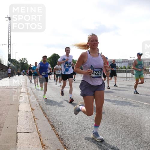 29.06.2025 - hella hamburg halbmarathon Lena Gebhardt http://msf.ph/oto/8412971 29.06.2025 09:50:34 Lombardsbrücke 7026, 4205, 4229, 1209, 1209, 1358, 1675, 1688, 1697, 1700, 1803, 1882, 2546, 2568, 2675, 2719, 2826, 3332, 3626, 4205, 4229, 4380, 4398, 4823, 4893, 5409, 5436, 5472, 5506, 5508, 5745, 5752, 5791, 5803, 5916, 6080, 6458, 6529, 6649, 6686, 6687, 6704, 7026, 7774, 8450, 8958, 9017, 9116, 9302, 9365, 9711, 10064, 10218, 10783, 10894, 10922, 11281, 11284, 11305, 11379, 11767, 12292, 12540, 12554, 12895, 13725 meine-sportfotos.de