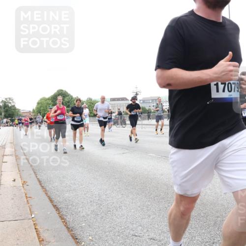 29.06.2025 - hella hamburg halbmarathon Lena Gebhardt http://msf.ph/oto/8412984 29.06.2025 10:51:17 Lombardsbrücke 1404, 1203, 17079, 11971, 1129, 1203, 1208, 1404, 1478, 1617, 1997, 2202, 2308, 2358, 2380, 2484, 2485, 2736, 2778, 2859, 3934, 4156, 4652, 4713, 4748, 4771, 4808, 4848, 4878, 4920, 5286, 5289, 5357, 5394, 5530, 6091, 6178, 6945, 6954, 6961, 7012, 7141, 7769, 7770, 7771, 7825, 7841, 7871, 7992, 8040, 8125, 8200, 8410, 8672, 8779, 8986, 9166, 9167, 9582, 9583, 9763, 10029, 10496, 10552, 10614, 10636, 11034, 11052, 11252, 11268, 11575, 11577, 14534 meine-sportfotos.de