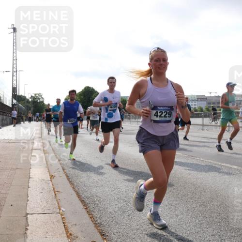 29.06.2025 - hella hamburg halbmarathon Lena Gebhardt http://msf.ph/oto/8412994 29.06.2025 09:50:34 Lombardsbrücke 7026, 4205, 4229, 1209, 1209, 1358, 1675, 1688, 1697, 1700, 1803, 1882, 2546, 2568, 2675, 2719, 2826, 3332, 3626, 4205, 4229, 4380, 4398, 4823, 4893, 5409, 5436, 5472, 5506, 5508, 5745, 5752, 5791, 5803, 5916, 6080, 6458, 6529, 6649, 6686, 6687, 6704, 7026, 7774, 8450, 8958, 9017, 9116, 9302, 9365, 9711, 10064, 10218, 10783, 10894, 10922, 11281, 11284, 11305, 11379, 11767, 12292, 12540, 12554, 12895, 13725 meine-sportfotos.de