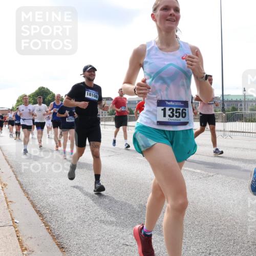 29.06.2025 - hella hamburg halbmarathon Lena Gebhardt http://msf.ph/oto/8413008 29.06.2025 10:17:18 Lombardsbrücke 8253, 18108, 128, 1356, 2005, 1083, 1137, 1204, 1298, 1331, 1348, 1356, 1477, 1553, 1602, 2225, 2259, 2305, 2860, 2908, 3210, 3450, 3464, 3466, 3622, 3802, 3803, 4194, 4852, 5023, 5390, 5929, 5930, 5995, 6126, 6128, 6328, 6520, 6522, 6786, 6948, 7011, 7114, 7115, 7257, 7291, 7345, 7360, 7376, 7410, 7445, 7566, 7647, 7844, 7924, 7928, 7945, 8210, 8253, 8263, 8309, 8351, 8433, 8513, 8558, 8895, 8983, 9152, 9259, 9848 meine-sportfotos.de