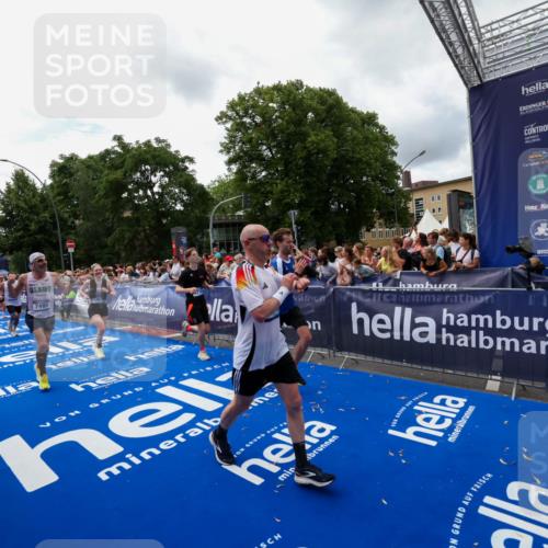 29.06.2025 - hella hamburg halbmarathon Zöllner http://msf.ph/oto/8413013 29.06.2025 10:47:19 Ziel 2623, 5024, 6134, 6168, 6203, 6373, 6716, 7480, 10208, 10211, 11518, 13672, 14722, 16286, 17718, 17915, 18856 meine-sportfotos.de