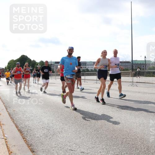29.06.2025 - hella hamburg halbmarathon Lena Gebhardt http://msf.ph/oto/8413017 29.06.2025 10:04:44 Lombardsbrücke 10834, 17434, 586, 1126, 1213, 1316, 1347, 1377, 1559, 1674, 2011, 2463, 2628, 2698, 2852, 3994, 4146, 4293, 4394, 4538, 4587, 4951, 5354, 5365, 5869, 5976, 6311, 6709, 7302, 8049, 8217, 9019, 9489, 10100, 10213, 10709, 10834, 10962, 11088, 11551, 11595, 12125, 12924, 12998, 13242, 13533, 13625, 14340, 14436, 14917, 15532, 16128, 16134, 16145, 16357, 16579, 16753, 16989, 16995, 17071, 17112, 17113, 17434, 17814, 17818 meine-sportfotos.de