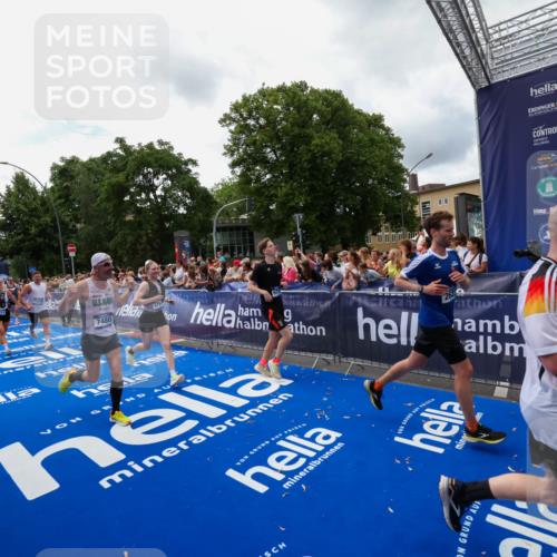 29.06.2025 - hella hamburg halbmarathon Zöllner http://msf.ph/oto/8413022 29.06.2025 10:47:19 Ziel 2623, 5024, 6134, 6168, 6203, 6373, 6716, 7480, 10208, 10211, 11518, 13672, 14722, 16286, 17718, 17915, 18856 meine-sportfotos.de