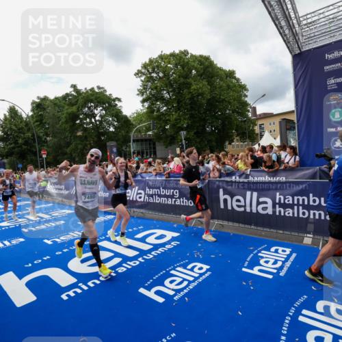 29.06.2025 - hella hamburg halbmarathon Zöllner http://msf.ph/oto/8413028 29.06.2025 10:47:19 Ziel 2623, 5024, 6134, 6168, 6203, 6373, 6716, 7480, 10208, 10211, 11518, 13672, 14722, 16286, 17718, 17915, 18856 meine-sportfotos.de