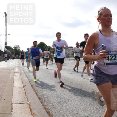 29.06.2025 - hella hamburg halbmarathon Lena Gebhardt http://msf.ph/oto/8413033 29.06.2025 09:50:34 Lombardsbrücke 11281, 702, 4205, 17251, 4229, 1209, 1358, 1675, 1688, 1697, 1700, 1803, 1882, 2546, 2568, 2675, 2719, 2826, 3332, 3626, 4205, 4229, 4380, 4398, 4823, 4893, 5409, 5436, 5472, 5506, 5508, 5745, 5752, 5791, 5803, 5916, 6080, 6458, 6529, 6649, 6686, 6687, 6704, 7026, 7774, 8450, 8958, 9017, 9116, 9302, 9365, 9711, 10064, 10218, 10783, 10894, 10922, 11281, 11284, 11305, 11379, 11767, 12292, 12540, 12554, 12895, 13725 meine-sportfotos.de