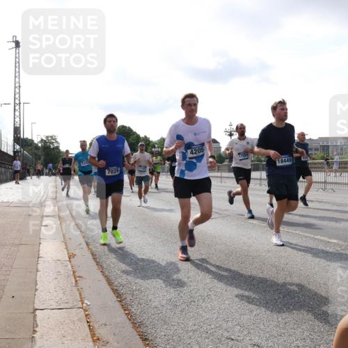 29.06.2025 - hella hamburg halbmarathon Lena Gebhardt http://msf.ph/oto/8413055 29.06.2025 09:50:34 Lombardsbrücke 5472, 7026, 11281, 4205, 17251, 18449, 1209, 1358, 1675, 1688, 1697, 1700, 1803, 1882, 2546, 2568, 2675, 2719, 2826, 3332, 3626, 4205, 4229, 4380, 4398, 4823, 4893, 5409, 5436, 5472, 5506, 5508, 5745, 5752, 5791, 5803, 5916, 6080, 6458, 6529, 6649, 6686, 6687, 6704, 7026, 7774, 8450, 8958, 9017, 9116, 9302, 9365, 9711, 10064, 10218, 10783, 10894, 10922, 11281, 11284, 11305, 11379, 11767, 12292, 12540, 12554, 12895, 13725 meine-sportfotos.de