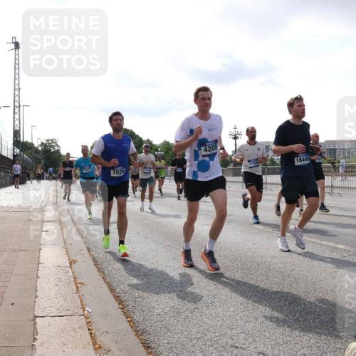 29.06.2025 - hella hamburg halbmarathon Lena Gebhardt http://msf.ph/oto/8413082 29.06.2025 09:50:34 Lombardsbrücke 5472, 7026, 11281, 4205, 1725, 18449, 1209, 1209, 1358, 1675, 1688, 1697, 1700, 1803, 1882, 2546, 2568, 2675, 2719, 2826, 3332, 3626, 4205, 4229, 4380, 4398, 4823, 4893, 5409, 5436, 5472, 5506, 5508, 5745, 5752, 5791, 5803, 5916, 6080, 6458, 6529, 6649, 6686, 6687, 6704, 7026, 7774, 8450, 8958, 9017, 9116, 9302, 9365, 9711, 10064, 10218, 10783, 10894, 10922, 11281, 11284, 11305, 11379, 11767, 12292, 12540, 12554, 12895, 13725 meine-sportfotos.de