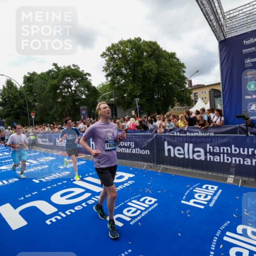 29.06.2025 - hella hamburg halbmarathon Zöllner http://msf.ph/oto/8413106 29.06.2025 10:47:24 Ziel 2274, 2864, 5024, 6134, 6168, 6203, 8693, 10423, 11077, 11491, 11518, 13672, 13782, 14722, 15611, 16089, 16286, 16819, 18856, 18974 meine-sportfotos.de