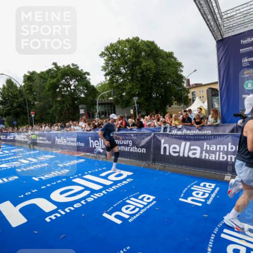 29.06.2025 - hella hamburg halbmarathon Zöllner http://msf.ph/oto/8413111 29.06.2025 10:24:00 Ziel 7963, 11194, 12360, 13440, 14753 meine-sportfotos.de