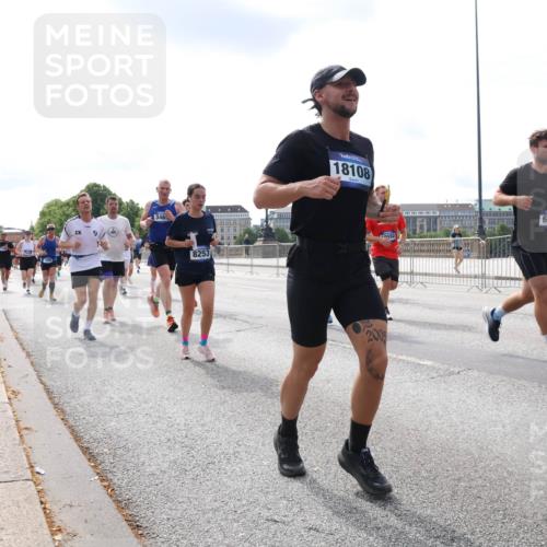 29.06.2025 - hella hamburg halbmarathon Lena Gebhardt http://msf.ph/oto/8413113 29.06.2025 10:17:19 Lombardsbrücke 346, 8253, 18108, 2005, 652, 1083, 1137, 1204, 1298, 1331, 1348, 1356, 1477, 1553, 1602, 2225, 2259, 2305, 2860, 2908, 3210, 3464, 3466, 3622, 3802, 3803, 4194, 4218, 4852, 5023, 5390, 5929, 5930, 5995, 6126, 6128, 6336, 6352, 6520, 6522, 6786, 7011, 7114, 7115, 7257, 7291, 7345, 7360, 7376, 7410, 7445, 7566, 7647, 7844, 7924, 7928, 7945, 8210, 8253, 8263, 8309, 8351, 8433, 8513, 8558, 8895, 8983, 9152, 9259, 9848 meine-sportfotos.de