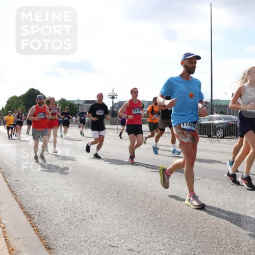 29.06.2025 - hella hamburg halbmarathon Lena Gebhardt http://msf.ph/oto/8413117 29.06.2025 10:04:44 Lombardsbrücke 6311, 10834, 10709, 17434, 1126, 1213, 1316, 1347, 1377, 1559, 1674, 2011, 2463, 2628, 2698, 2852, 3994, 4146, 4293, 4394, 4538, 4587, 4951, 5354, 5365, 5869, 5976, 6311, 6709, 7302, 8049, 8217, 9019, 9489, 10100, 10213, 10709, 10834, 10962, 11088, 11551, 11595, 12125, 12924, 12998, 13242, 13533, 13625, 14340, 14436, 14917, 15532, 16128, 16134, 16145, 16357, 16579, 16753, 16989, 16995, 17071, 17112, 17113, 17434, 17814, 17818 meine-sportfotos.de