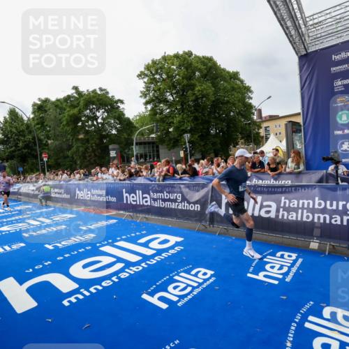 29.06.2025 - hella hamburg halbmarathon Zöllner http://msf.ph/oto/8413124 29.06.2025 10:24:01 Ziel 7963, 11194, 12360, 13440, 14753 meine-sportfotos.de