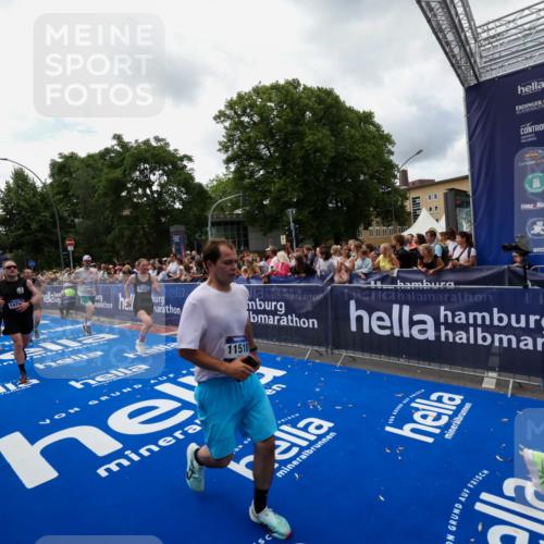 29.06.2025 - hella hamburg halbmarathon Zöllner http://msf.ph/oto/8413126 29.06.2025 10:47:26 Ziel 51, 1012, 2274, 2839, 2864, 2869, 5024, 5650, 6168, 6203, 8693, 9305, 10423, 11077, 11491, 11518, 13782, 14722, 15350, 15611, 15923, 16089, 16819, 18758, 18974 meine-sportfotos.de