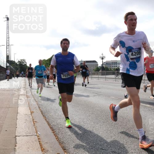 29.06.2025 - hella hamburg halbmarathon Lena Gebhardt http://msf.ph/oto/8413131 29.06.2025 09:50:35 Lombardsbrücke 47, 5472, 7026, 22, 4205, 5508, 8958, 18449, 1209, 1358, 1675, 1688, 1697, 1700, 1803, 1882, 2546, 2568, 2675, 2719, 2826, 3056, 3332, 3626, 4205, 4229, 4380, 4398, 4823, 4893, 5026, 5409, 5436, 5472, 5506, 5508, 5745, 5752, 5791, 5803, 5916, 6080, 6458, 6529, 6649, 6686, 6687, 6704, 7026, 7774, 8450, 8958, 9017, 9116, 9302, 9365, 9711, 10064, 10218, 10783, 10894, 10922, 11281, 11284, 11305, 11379, 11767, 12292, 12540, 12554, 12895, 13725 meine-sportfotos.de