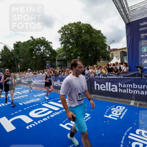 29.06.2025 - hella hamburg halbmarathon Zöllner http://msf.ph/oto/8413132 29.06.2025 10:47:26 Ziel 51, 1012, 2274, 2839, 2864, 2869, 5024, 5650, 6168, 6203, 8693, 9305, 10423, 11077, 11491, 11518, 13782, 14722, 15350, 15611, 15923, 16089, 16819, 18758, 18974 meine-sportfotos.de
