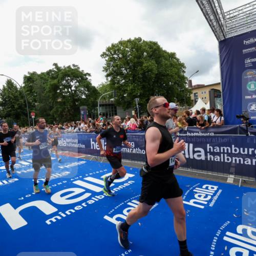 29.06.2025 - hella hamburg halbmarathon Zöllner http://msf.ph/oto/8413152 29.06.2025 10:47:27 Ziel 51, 1012, 2274, 2839, 2864, 2869, 5024, 5532, 5650, 6203, 8693, 9305, 10423, 11077, 11491, 11518, 13782, 14722, 15350, 15611, 15923, 16089, 16819, 18758, 18974 meine-sportfotos.de