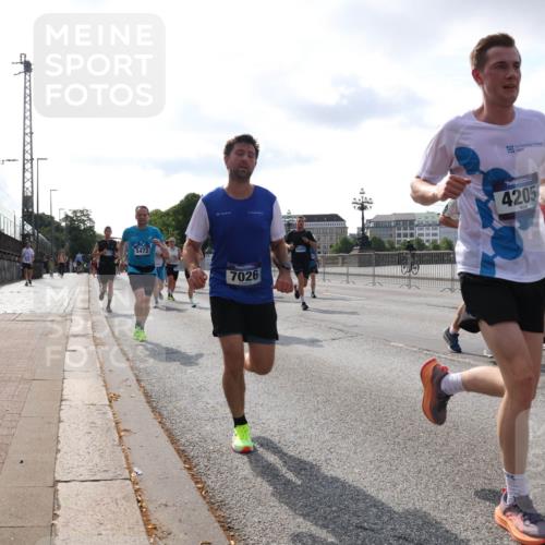 29.06.2025 - hella hamburg halbmarathon Lena Gebhardt http://msf.ph/oto/8413159 29.06.2025 09:50:35 Lombardsbrücke 5472, 7026, 4205, 5508, 8958, 184, 1209, 1358, 1675, 1688, 1697, 1700, 1803, 1882, 2546, 2568, 2675, 2719, 2826, 3056, 3332, 3626, 4205, 4229, 4380, 4398, 4823, 4893, 5026, 5409, 5436, 5472, 5506, 5508, 5745, 5752, 5791, 5803, 5916, 6080, 6458, 6529, 6649, 6686, 6687, 6704, 7026, 7774, 8450, 8958, 9017, 9116, 9302, 9365, 9711, 10064, 10218, 10783, 10894, 10922, 11281, 11284, 11305, 11379, 11767, 12292, 12540, 12554, 12895, 13725 meine-sportfotos.de