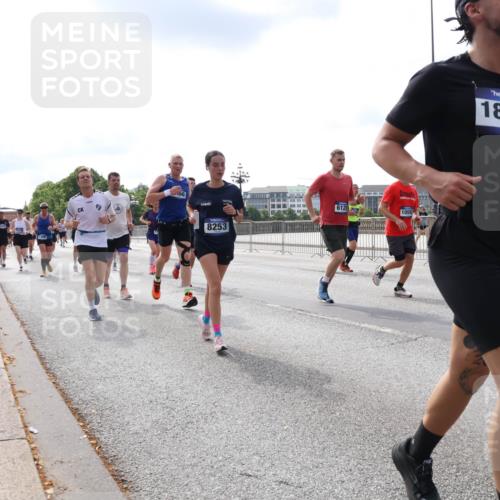 29.06.2025 - hella hamburg halbmarathon Lena Gebhardt http://msf.ph/oto/8413177 29.06.2025 10:17:19 Lombardsbrücke 66, 8253, 6128, 10592, 18108, 1083, 1137, 1204, 1298, 1331, 1348, 1356, 1477, 1553, 1602, 2225, 2259, 2305, 2860, 2908, 3210, 3464, 3466, 3622, 3802, 3803, 4194, 4218, 4852, 5023, 5390, 5929, 5930, 5995, 6126, 6128, 6336, 6352, 6520, 6522, 6786, 7011, 7114, 7115, 7257, 7291, 7345, 7360, 7376, 7410, 7445, 7566, 7647, 7844, 7924, 7928, 7945, 8210, 8253, 8263, 8309, 8351, 8433, 8513, 8558, 8895, 8983, 9152, 9259, 9848 meine-sportfotos.de