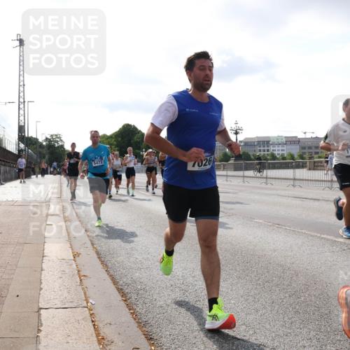 29.06.2025 - hella hamburg halbmarathon Lena Gebhardt http://msf.ph/oto/8413182 29.06.2025 09:50:35 Lombardsbrücke 5472, 7026, 5500, 17251, 1209, 1358, 1675, 1688, 1697, 1700, 1803, 1882, 2546, 2568, 2675, 2719, 2826, 3056, 3332, 3626, 4205, 4229, 4380, 4398, 4823, 4893, 5026, 5409, 5436, 5472, 5506, 5508, 5745, 5752, 5791, 5803, 5916, 6080, 6458, 6529, 6649, 6686, 6687, 6704, 7026, 7774, 8450, 8958, 9017, 9116, 9302, 9365, 9711, 10064, 10218, 10783, 10894, 10922, 11281, 11284, 11305, 11379, 11767, 12292, 12540, 12554, 12895, 13725 meine-sportfotos.de