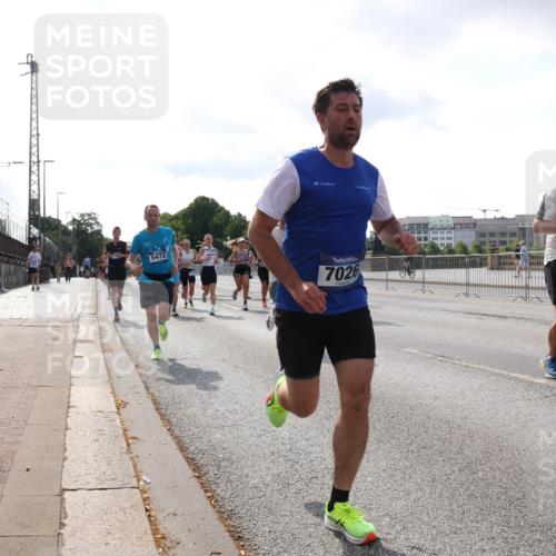 29.06.2025 - hella hamburg halbmarathon Lena Gebhardt http://msf.ph/oto/8413206 29.06.2025 09:50:35 Lombardsbrücke 5472, 7026, 17251, 5508, 1209, 1358, 1675, 1688, 1697, 1700, 1803, 1882, 2546, 2568, 2675, 2719, 2826, 3056, 3332, 3626, 4205, 4229, 4380, 4398, 4823, 4893, 5026, 5409, 5436, 5472, 5506, 5508, 5745, 5752, 5791, 5803, 5916, 6080, 6458, 6529, 6649, 6686, 6687, 6704, 7026, 7774, 8450, 8958, 9017, 9116, 9302, 9365, 9711, 10064, 10218, 10783, 10894, 10922, 11281, 11284, 11305, 11379, 11767, 12292, 12540, 12554, 12895, 13725 meine-sportfotos.de