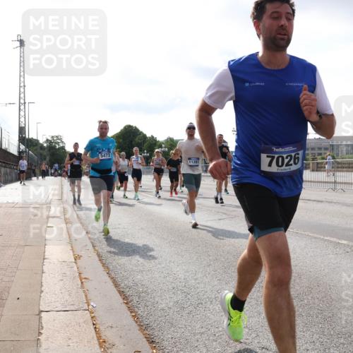 29.06.2025 - hella hamburg halbmarathon Lena Gebhardt http://msf.ph/oto/8413231 29.06.2025 09:50:35 Lombardsbrücke 5472, 11281, 7026, 1725, 1209, 1358, 1675, 1688, 1697, 1700, 1803, 1882, 2546, 2568, 2675, 2719, 2826, 3056, 3332, 3626, 4205, 4229, 4380, 4398, 4823, 4893, 5026, 5409, 5436, 5472, 5506, 5508, 5745, 5752, 5791, 5803, 5916, 6080, 6458, 6529, 6649, 6686, 6687, 6704, 7026, 7774, 8450, 8958, 9017, 9116, 9302, 9365, 9711, 10064, 10218, 10783, 10894, 10922, 11281, 11284, 11305, 11379, 11767, 12292, 12540, 12554, 12895, 13725 meine-sportfotos.de
