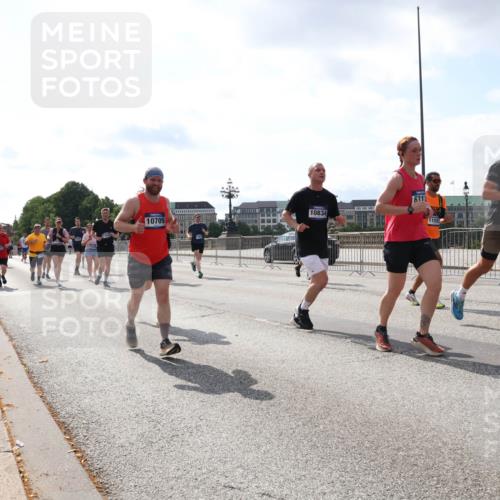 29.06.2025 - hella hamburg halbmarathon Lena Gebhardt http://msf.ph/oto/8413238 29.06.2025 10:04:45 Lombardsbrücke 10709, 10834, 6311, 1155, 1126, 1213, 1316, 1347, 1377, 1559, 1674, 2011, 2424, 2463, 2628, 2698, 2852, 3994, 4146, 4293, 4394, 4538, 4587, 4951, 5354, 5365, 5869, 6311, 6709, 7302, 8049, 8217, 9019, 9489, 10100, 10213, 10709, 10834, 10962, 11088, 11551, 11595, 12125, 12924, 12998, 13242, 13533, 13625, 14340, 14436, 14917, 15532, 16128, 16134, 16145, 16357, 16579, 16753, 16989, 16995, 17071, 17112, 17113, 17434, 17814, 17818 meine-sportfotos.de