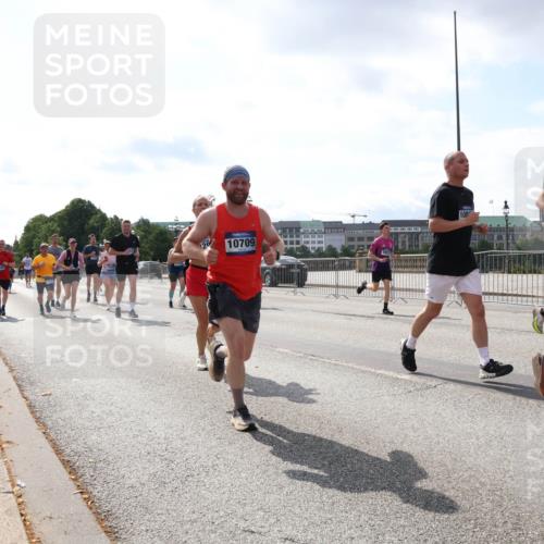 29.06.2025 - hella hamburg halbmarathon Lena Gebhardt http://msf.ph/oto/8413274 29.06.2025 10:04:46 Lombardsbrücke 108, 10709, 6311, 1126, 1213, 1316, 1347, 1377, 1559, 1674, 2011, 2424, 2463, 2628, 2698, 2852, 3071, 3413, 3994, 4146, 4293, 4394, 4538, 4587, 4951, 5354, 5365, 5869, 6311, 7302, 8049, 8089, 8217, 9019, 9489, 10100, 10213, 10709, 10834, 10962, 11088, 11551, 11595, 12125, 12924, 12998, 13242, 13533, 13625, 14340, 14436, 14917, 15532, 16128, 16134, 16145, 16357, 16579, 16753, 16989, 16995, 17071, 17112, 17113, 17434, 17814, 17818 meine-sportfotos.de