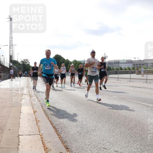 29.06.2025 - hella hamburg halbmarathon Lena Gebhardt http://msf.ph/oto/8413279 29.06.2025 09:50:36 Lombardsbrücke 5472, 14012, 11281, 15888, 1209, 1358, 1675, 1688, 1697, 1700, 1803, 1882, 2546, 2568, 2675, 2719, 2826, 3056, 3332, 3626, 4205, 4229, 4380, 4398, 4823, 4893, 5026, 5409, 5436, 5472, 5506, 5508, 5745, 5752, 5791, 5803, 5916, 6080, 6458, 6529, 6649, 6686, 6687, 6704, 7026, 7110, 7774, 8450, 8574, 8958, 9017, 9116, 9302, 9365, 9711, 10064, 10218, 10783, 10894, 10922, 11281, 11284, 11305, 11379, 11767, 12292, 12540, 12554, 12895, 13725 meine-sportfotos.de