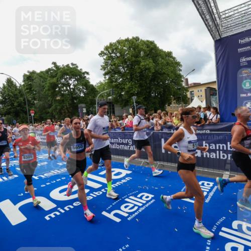 29.06.2025 - hella hamburg halbmarathon Zöllner http://msf.ph/oto/8413301 29.06.2025 10:47:34 Ziel 51, 1012, 1070, 1592, 1696, 2284, 2839, 2869, 2953, 3304, 5532, 5650, 5889, 6009, 8023, 8234, 8852, 8927, 9305, 11021, 12870, 13223, 13303, 15350, 15479, 15923, 17846, 17905, 18104, 18758, 19181 meine-sportfotos.de