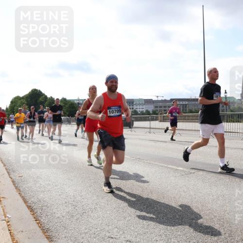 29.06.2025 - hella hamburg halbmarathon Lena Gebhardt http://msf.ph/oto/8413304 29.06.2025 10:04:46 Lombardsbrücke 10709, 108, 6311, 1126, 1213, 1316, 1347, 1377, 1559, 1674, 2011, 2424, 2463, 2628, 2698, 2852, 3071, 3413, 3994, 4146, 4293, 4394, 4538, 4587, 4951, 5354, 5365, 5869, 6311, 7302, 8049, 8089, 8217, 9019, 9489, 10100, 10213, 10709, 10834, 10962, 11088, 11551, 11595, 12125, 12924, 12998, 13242, 13533, 13625, 14340, 14436, 14917, 15532, 16128, 16134, 16145, 16357, 16579, 16753, 16989, 16995, 17071, 17112, 17113, 17434, 17814, 17818 meine-sportfotos.de