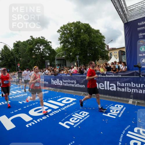 29.06.2025 - hella hamburg halbmarathon Zöllner http://msf.ph/oto/8413335 29.06.2025 10:47:35 Ziel 1012, 1070, 1320, 1592, 1696, 2284, 2839, 2869, 2953, 3304, 5532, 5889, 6009, 8023, 8234, 8852, 8927, 9305, 10969, 11021, 12870, 13223, 13303, 14619, 15451, 15479, 15923, 17846, 17905, 18104, 18758, 19181 meine-sportfotos.de