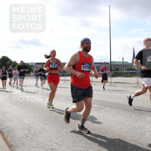 29.06.2025 - hella hamburg halbmarathon Lena Gebhardt http://msf.ph/oto/8413339 29.06.2025 10:04:46 Lombardsbrücke 1347, 15632, 4293, 10709, 1083, 1155, 1126, 1213, 1316, 1347, 1377, 1559, 1674, 2011, 2424, 2463, 2628, 2698, 2852, 3071, 3413, 3994, 4146, 4293, 4394, 4538, 4587, 4951, 5354, 5365, 5869, 6311, 7302, 8049, 8089, 8217, 9019, 9489, 10100, 10213, 10709, 10834, 10962, 11088, 11551, 11595, 12125, 12924, 12998, 13242, 13533, 13625, 14340, 14436, 14917, 15532, 16128, 16134, 16145, 16357, 16579, 16753, 16989, 16995, 17071, 17112, 17113, 17434, 17814, 17818 meine-sportfotos.de