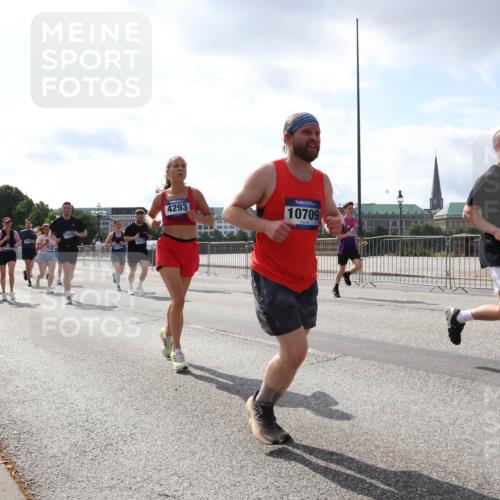 29.06.2025 - hella hamburg halbmarathon Lena Gebhardt http://msf.ph/oto/8413364 29.06.2025 10:04:46 Lombardsbrücke 1347, 4293, 10709, 1083, 1126, 1213, 1316, 1347, 1377, 1559, 1674, 2011, 2424, 2463, 2628, 2698, 2852, 3071, 3413, 3994, 4146, 4293, 4394, 4538, 4587, 4951, 5354, 5365, 5869, 6311, 7302, 8049, 8089, 8217, 9019, 9489, 10100, 10213, 10709, 10834, 10962, 11088, 11551, 11595, 12125, 12924, 12998, 13242, 13533, 13625, 14340, 14436, 14917, 15532, 16128, 16134, 16145, 16357, 16579, 16753, 16989, 16995, 17071, 17112, 17113, 17434, 17814, 17818 meine-sportfotos.de