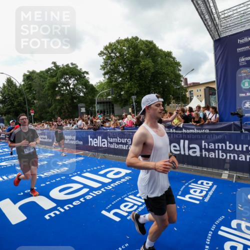 29.06.2025 - hella hamburg halbmarathon Zöllner http://msf.ph/oto/8413382 29.06.2025 10:47:37 Ziel 1070, 1320, 1592, 1696, 2284, 2953, 3304, 5889, 6009, 8023, 8234, 8852, 8927, 10969, 11021, 12870, 13223, 13303, 14618, 14619, 15451, 15479, 17846, 17905, 18104, 18970, 19181 meine-sportfotos.de
