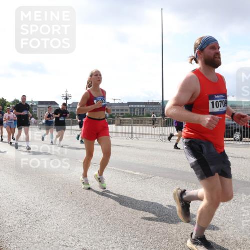 29.06.2025 - hella hamburg halbmarathon Lena Gebhardt http://msf.ph/oto/8413393 29.06.2025 10:04:46 Lombardsbrücke 33, 1347, 10709, 1083, 1126, 1213, 1316, 1347, 1377, 1559, 1674, 2011, 2424, 2463, 2628, 2698, 2852, 3071, 3413, 3994, 4146, 4293, 4394, 4538, 4587, 4951, 5354, 5365, 5869, 6311, 7302, 8049, 8089, 8217, 9019, 9489, 10100, 10213, 10709, 10834, 10962, 11088, 11551, 11595, 12125, 12924, 12998, 13242, 13533, 13625, 14340, 14436, 14917, 15532, 16128, 16134, 16145, 16357, 16579, 16753, 16989, 16995, 17071, 17112, 17113, 17434, 17814, 17818 meine-sportfotos.de