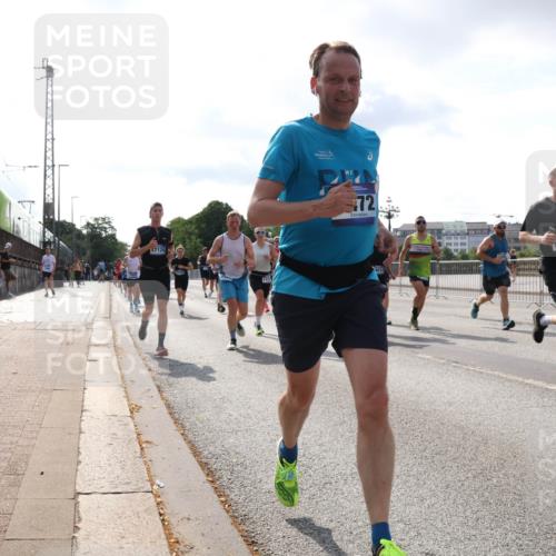 29.06.2025 - hella hamburg halbmarathon Lena Gebhardt http://msf.ph/oto/8413395 29.06.2025 09:50:37 Lombardsbrücke 17120, 72, 15888, 1209, 1358, 1675, 1688, 1697, 1700, 1803, 1882, 2546, 2568, 2675, 2719, 2826, 3056, 3332, 3626, 4205, 4229, 4380, 4398, 4823, 4893, 5026, 5409, 5436, 5472, 5506, 5508, 5745, 5752, 5791, 5803, 5916, 6080, 6458, 6529, 6649, 6686, 6687, 6704, 7026, 7110, 7774, 8450, 8574, 8958, 9017, 9116, 9302, 9365, 9711, 10064, 10218, 10783, 10922, 11281, 11284, 11305, 11379, 11767, 12292, 12540, 12554, 12895, 13725 meine-sportfotos.de